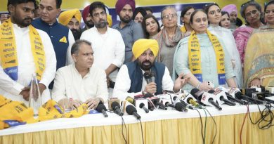 ਪੰਜਾਬ ‘ਚ ਕਾਂਗਰਸ ਨੂੰ ਵੱਡਾ ਝਟਕਾ! ਸੀਨੀਅਰ ਲੀਡਰ ਸਮੇਤ ਕਈ ਆਗੂ AAP ‘ਚ ਸ਼ਾਮਲ
