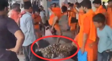 ਵੱਡੀ ਖ਼ਬਰ: ਕਾਂਵੜੀਆਂ ਨੇ ਡਿਊਟੀ ‘ਤੇ ਜਾ ਰਹੇ CRPF ਜਵਾਨ ਨੂੰ ਬੁਰੀ ਤਰ੍ਹਾਂ ਕੁੱਟਿਆ, ਵੇਖੋ ਵੀਡੀਓ