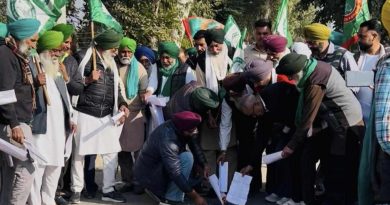 ਸੰਯੁਕਤ ਕਿਸਾਨ ਮੋਰਚੇ ਦੇ ਸੱਦੇ ‘ਤੇ ਕਿਸਾਨਾਂ, ਮਜ਼ਦੂਰਾਂ ਅਤੇ ਬਿਜਲੀ ਕਾਮਿਆਂ ਨੇ ਕੀਤਾ ਰੋਸ ਪ੍ਰਦਰਸ਼ਨ, ਬਿਜਲੀ ਸੋਧ ਬਿੱਲ ਅਤੇ ਸੀਡ ਬਿੱਲ ਦੀਆਂ ਕਾਪੀਆਂ ਫੂਕੀਆਂ