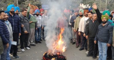 ਵੱਡਾ ਖੁਲਾਸਾ: ਪੰਜਾਬ ਸਰਕਾਰ ਅਤੇ ਚੋਣ ਕਮਿਸ਼ਨ ਦੀ ਅਣਗਹਿਲੀ ਕਾਰਨ ਅਧਿਆਪਕ ਜੋੜੇ ਦੀ ਹੋਈ ਮੌਤ, ਟੀਚਰ ਯੂਨੀਅਨ ਨੇ ਸਾੜਿਆ ਪੁਤਲਾ