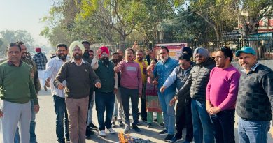 ਫ਼ਿਰੋਜ਼ਪੁਰ ਦੇ ਸਮੂਹ ਅਧਿਆਪਕਾਂ ਨੇ ਡਿਪਟੀ ਕਮਿਸ਼ਨਰ ਦਫ਼ਤਰ ਵਿਖੇ ਟੈੱਟ ਦੇ ਪੱਤਰਾਂ ਦੀਆਂ ਕਾਪੀਆਂ ਸਾੜੀਆਂ