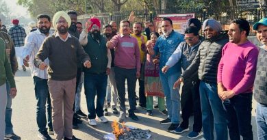 ਫ਼ਿਰੋਜ਼ਪੁਰ ਦੇ ਸਮੂਹ ਅਧਿਆਪਕਾਂ ਨੇ ਡਿਪਟੀ ਕਮਿਸ਼ਨਰ ਦਫ਼ਤਰ ਵਿਖੇ ਟੈੱਟ ਦੇ ਪੱਤਰਾਂ ਦੀਆਂ ਕਾਪੀਆਂ ਸਾੜੀਆਂ