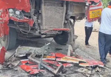भीषण सड़क हादसा: हाईवे के गड्ढे ने ली 5 श्रद्धालुओं की जान, बस से टकराकर चकनाचूर हुई कार